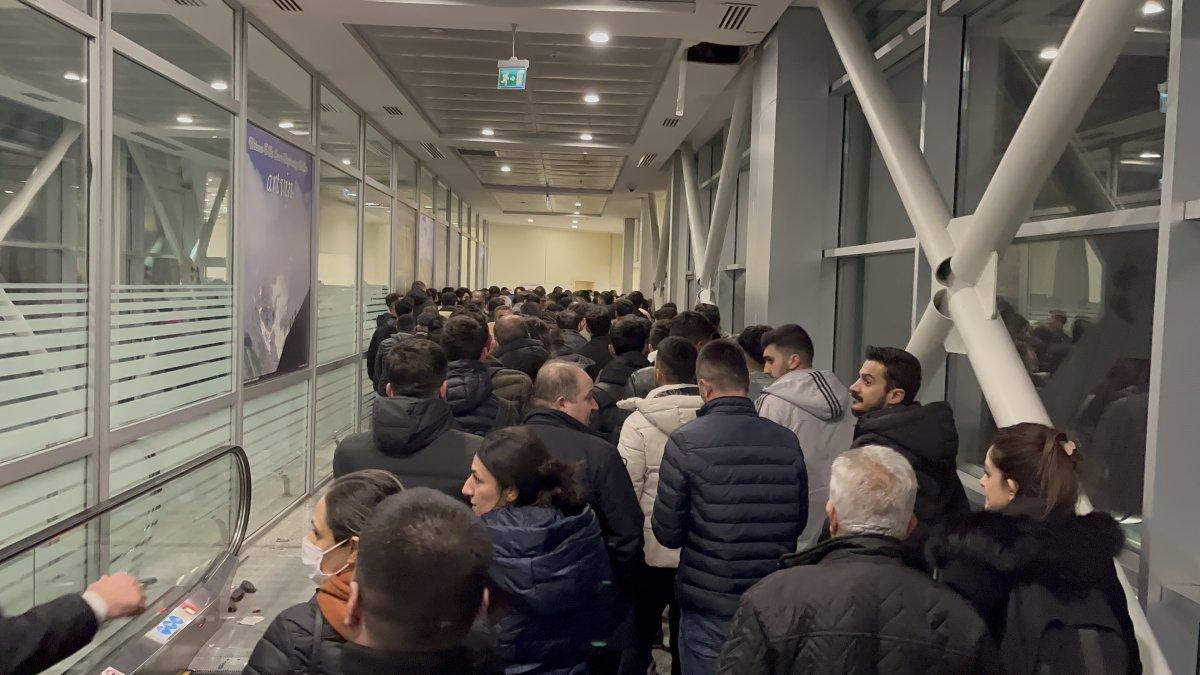 Gürcistan sınır kapısında telefon kuyruğu 