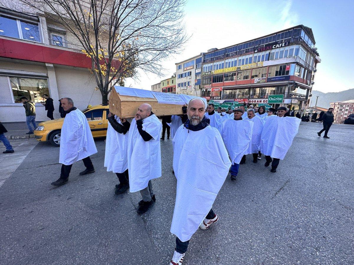 Tunceli'de kefenli tabutlu protesto 