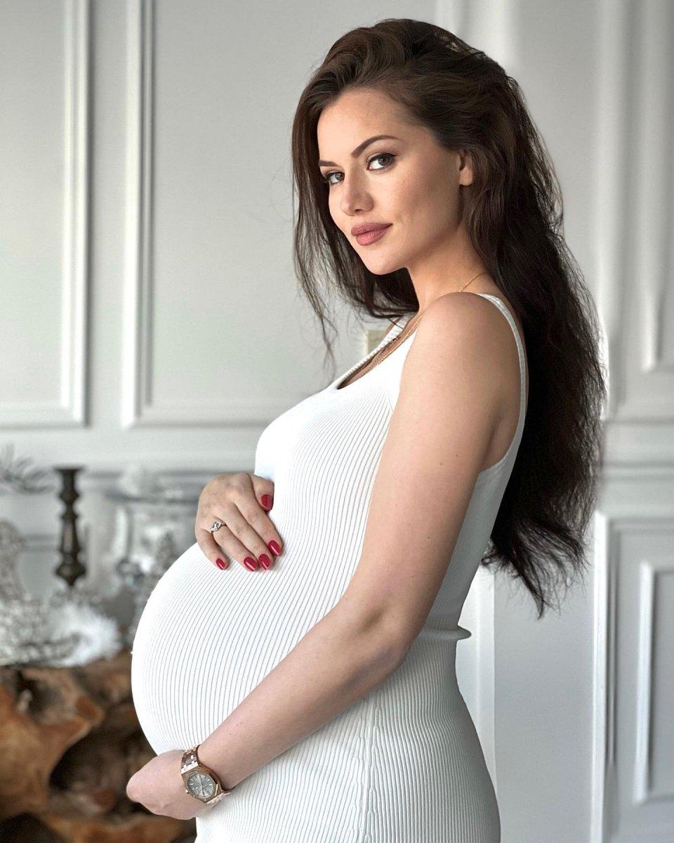 Fahriye Evcen’den karnı burnunda poz