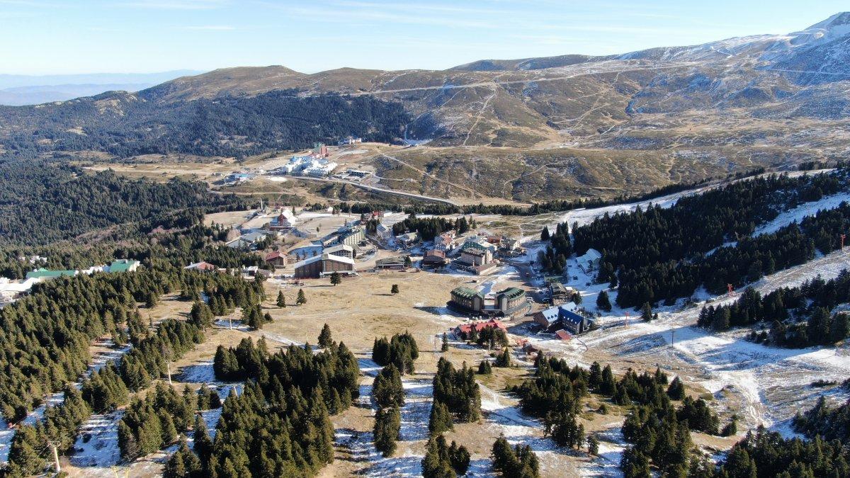 Uludağ'da bir türlü yağmayan kar yağışı kış turizmini olumsuz etkiledi