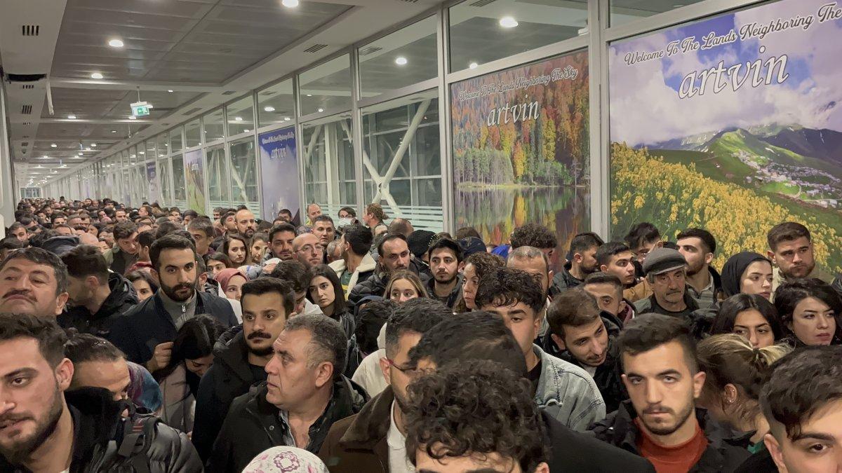 Gürcistan sınır kapısında telefon kuyruğu 