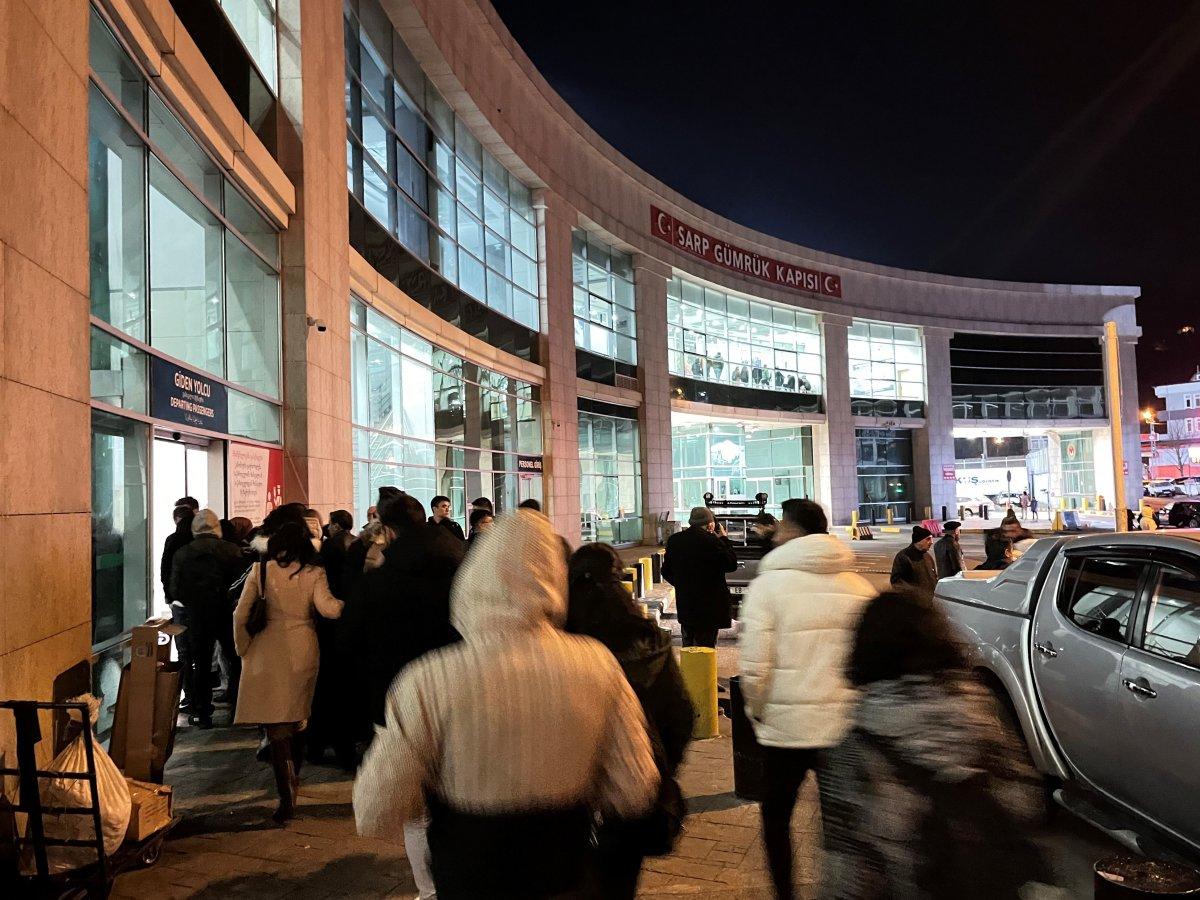 Gürcistan sınır kapısında telefon kuyruğu 