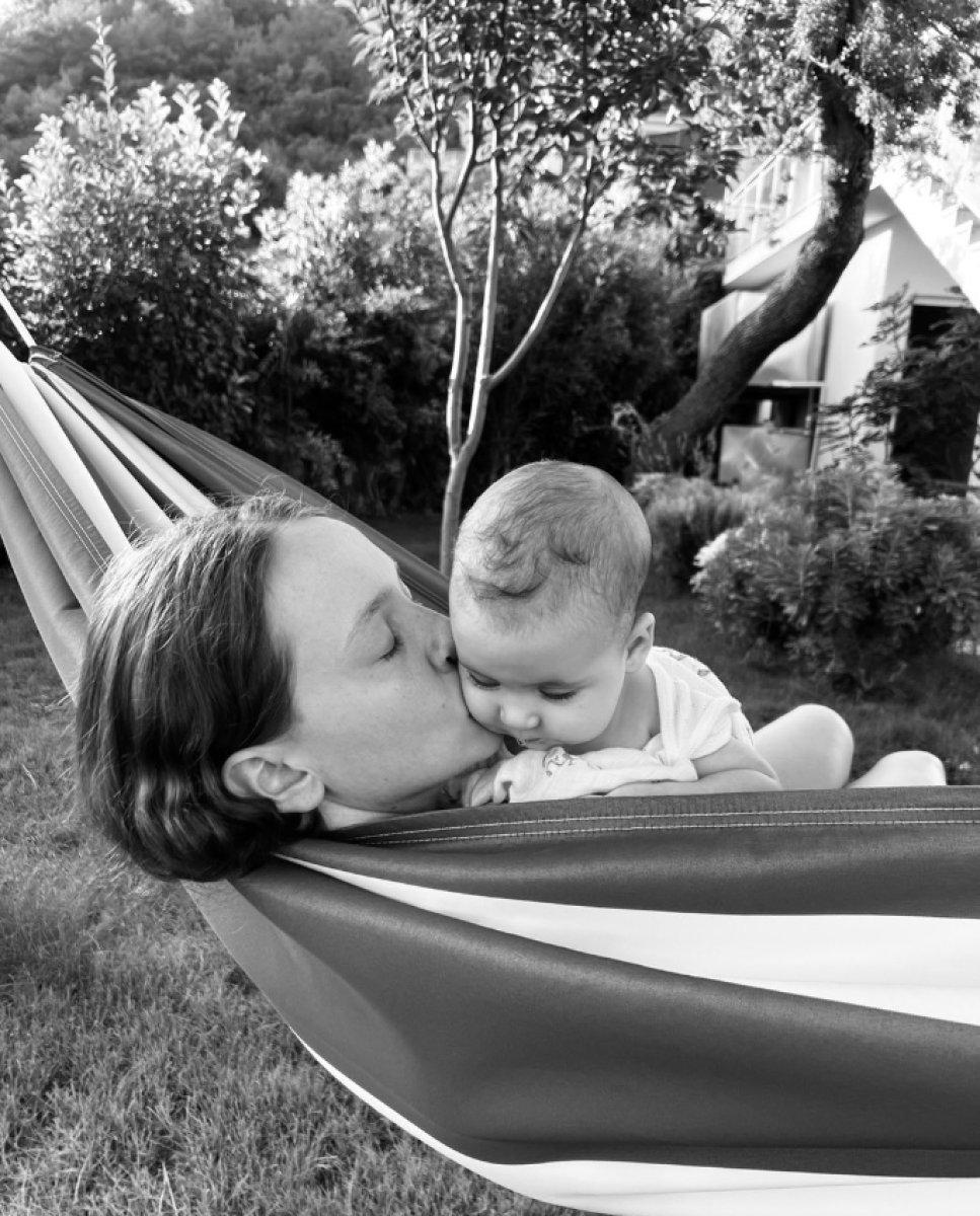 Ece Çeşmioğlu kızını paylaştı