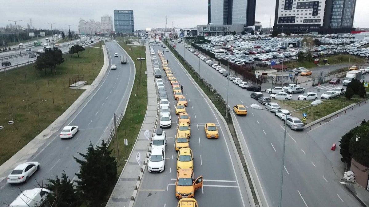 İstanbul'da zam sonrasında taksiciler taksimetrelerini güncelleştirdi