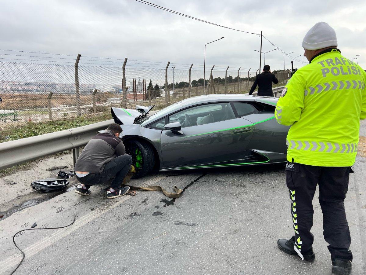 Beylikdüzü'ndeki kazada 26 milyon liralık araç, kullanılamaz hale geldi