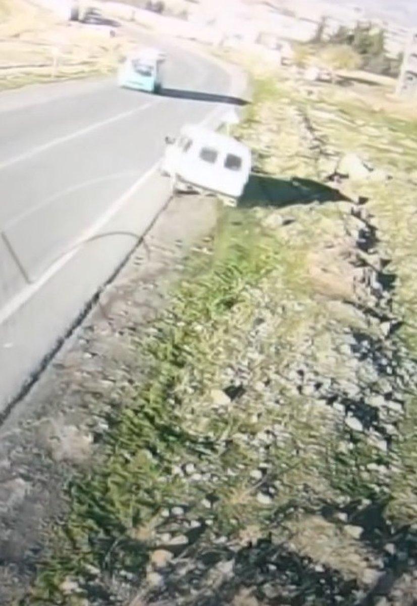 Kahramanmaraş'ta halk otobüsü ile minibüsün çarpıştığı kaza anı kamerada