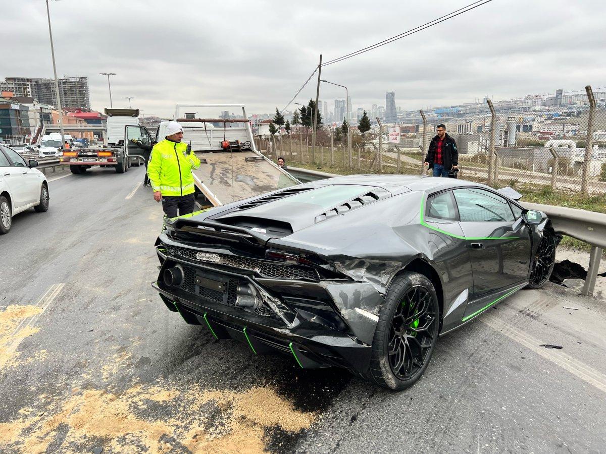 Beylikdüzü'ndeki kazada 26 milyon liralık araç, kullanılamaz hale geldi