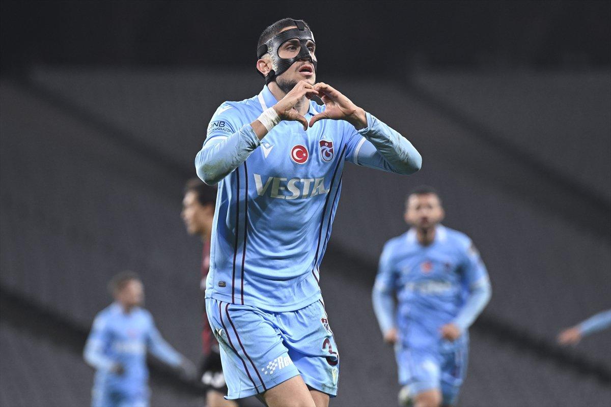 Marc Bartra, kırmızı kartla oyun dışında kaldı