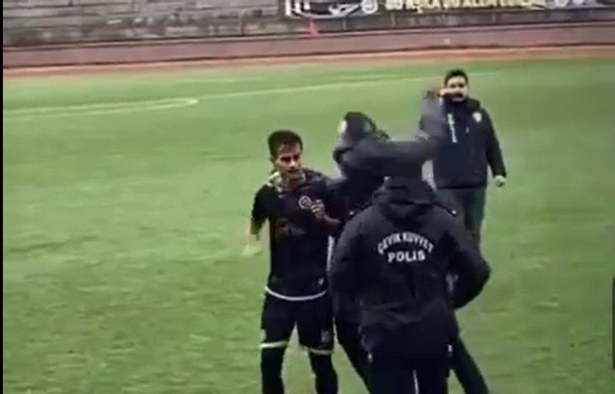 Yalova'da kulüp başkanı, sahaya girerek saldırdığı rakip futbolcu ile barıştı