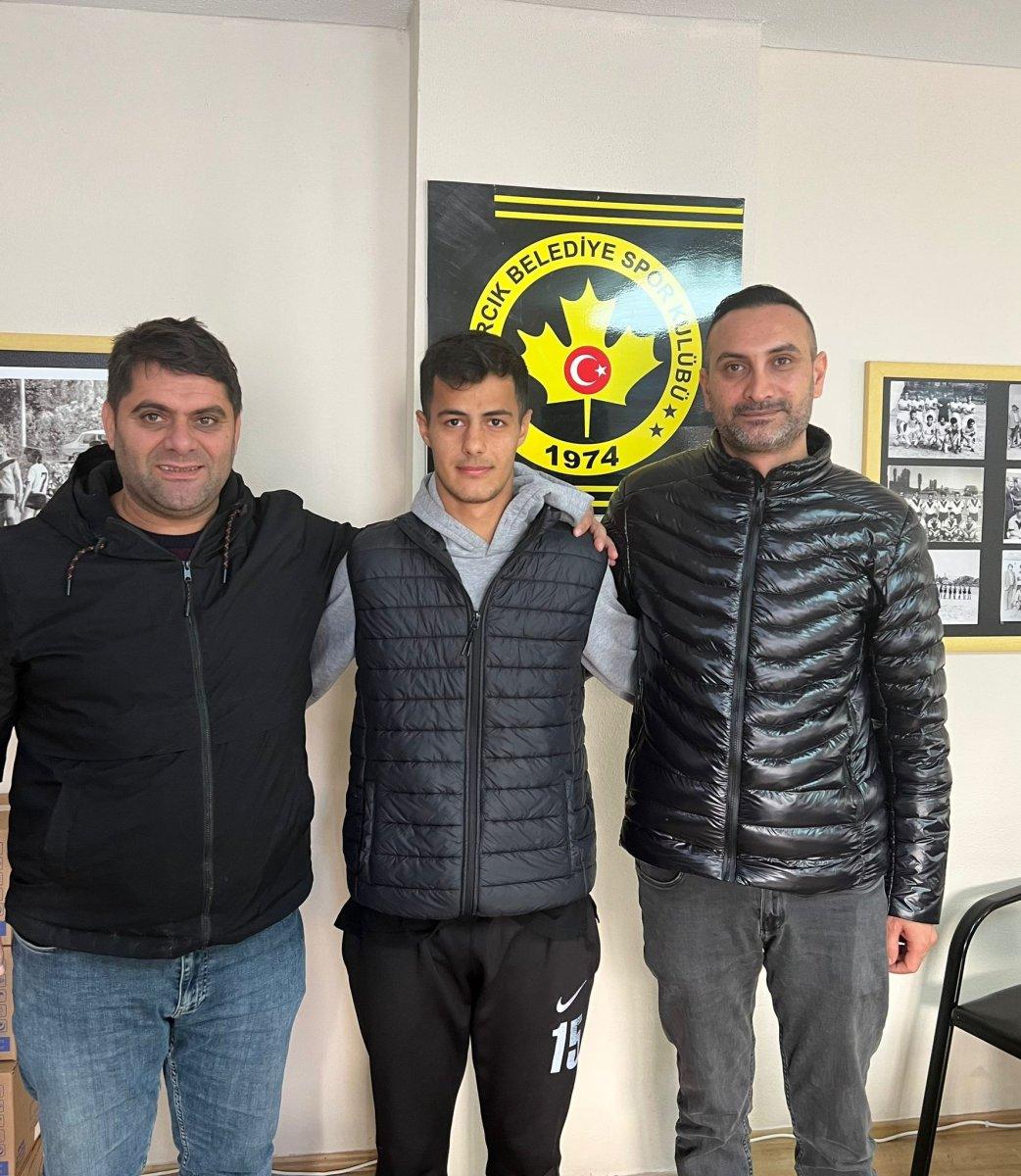 Yalova'da kulüp başkanı, sahaya girerek saldırdığı rakip futbolcu ile barıştı