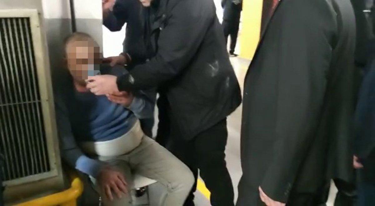 İstanbul'da simitçi İBB önünde kendini yakmaya çalıştı