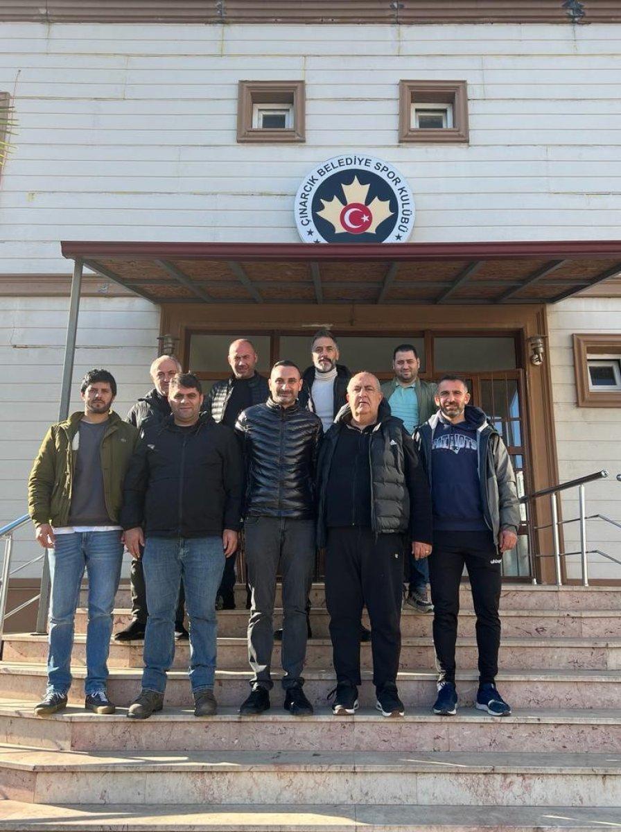 Yalova'da kulüp başkanı, sahaya girerek saldırdığı rakip futbolcu ile barıştı