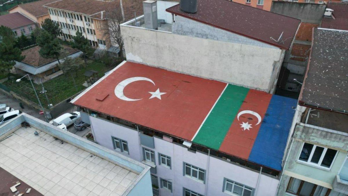 Kocaeli'de Türk ve Azerbaycan bayraklı çatı 3 ay sürdü