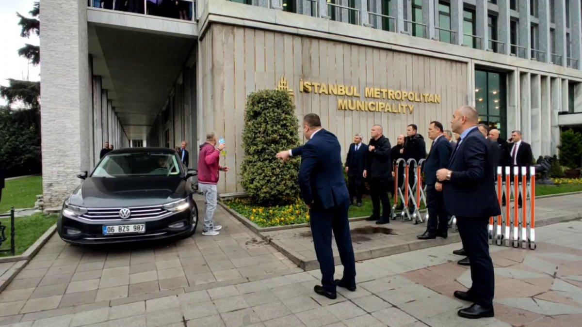 İstanbul'da simitçi İBB önünde kendini yakmaya çalıştı
