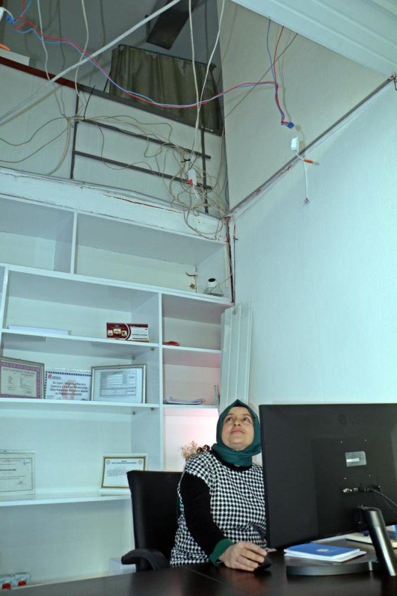 Antalya'da obez kedinin asma tavanı çökerttiği anlar kamerada