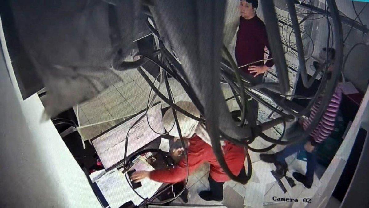 Antalya'da obez kedinin asma tavanı çökerttiği anlar kamerada