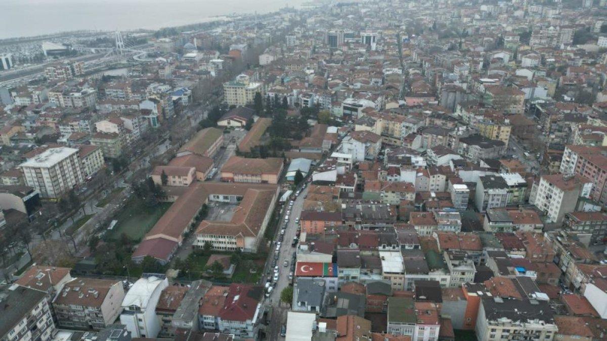 Kocaeli'de Türk ve Azerbaycan bayraklı çatı 3 ay sürdü