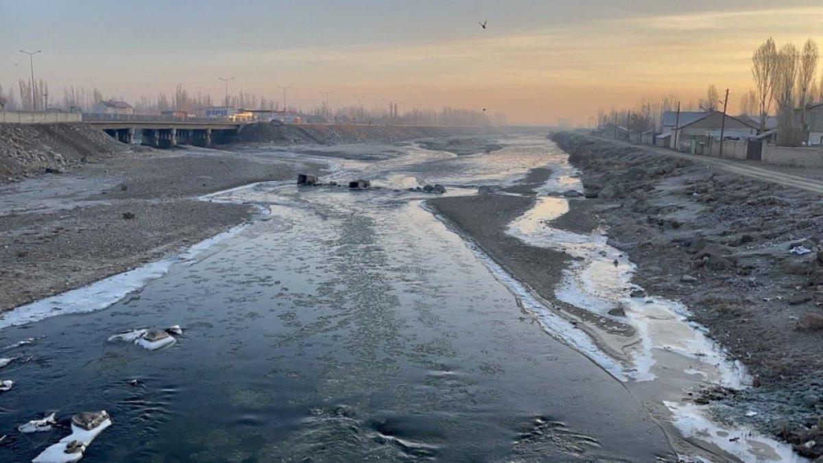 Ağrı dondu: Hava sıcaklığı eksi 6 derece