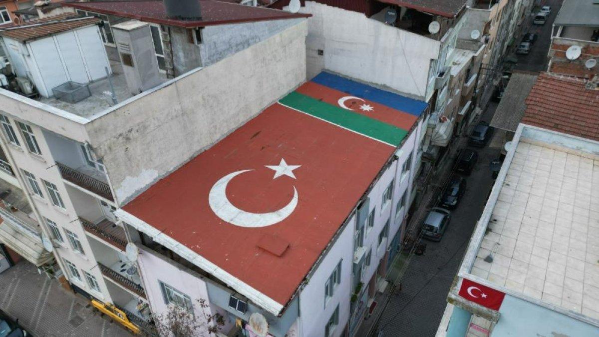 Kocaeli'de Türk ve Azerbaycan bayraklı çatı 3 ay sürdü