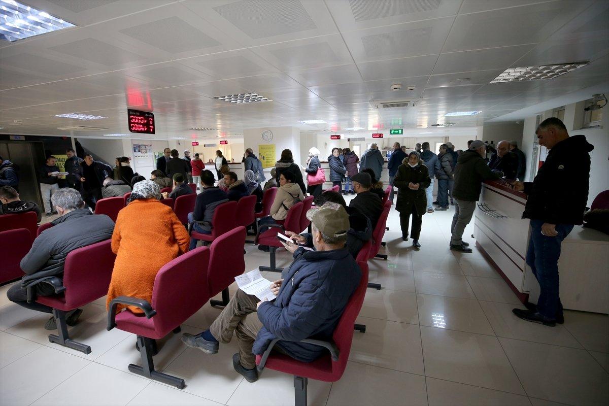 EYT'liler SGK önünde uzun kuyruk oluşturdu