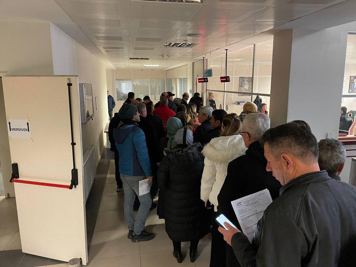 EYT'liler SGK önünde uzun kuyruk oluşturdu