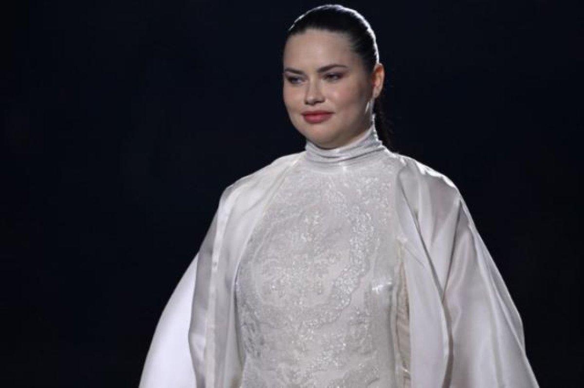 Doğum yapan Adriana Lima podyuma çıktı