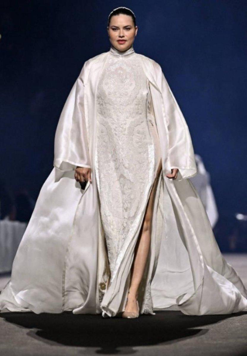 Doğum yapan Adriana Lima podyuma çıktı