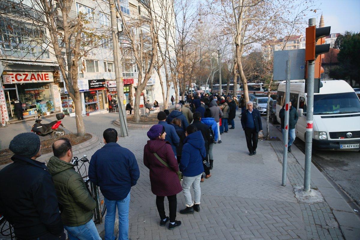 EYT'liler SGK önünde uzun kuyruk oluşturdu