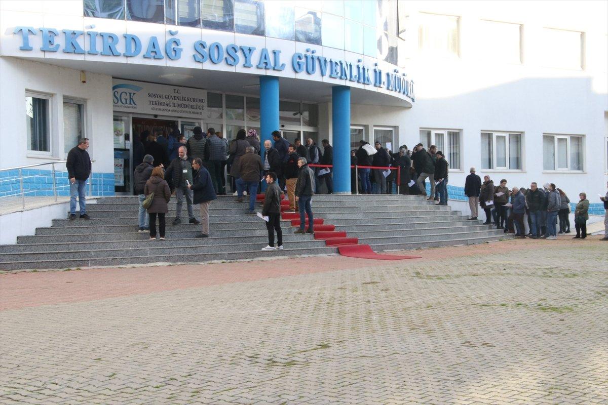 EYT'liler SGK önünde uzun kuyruk oluşturdu