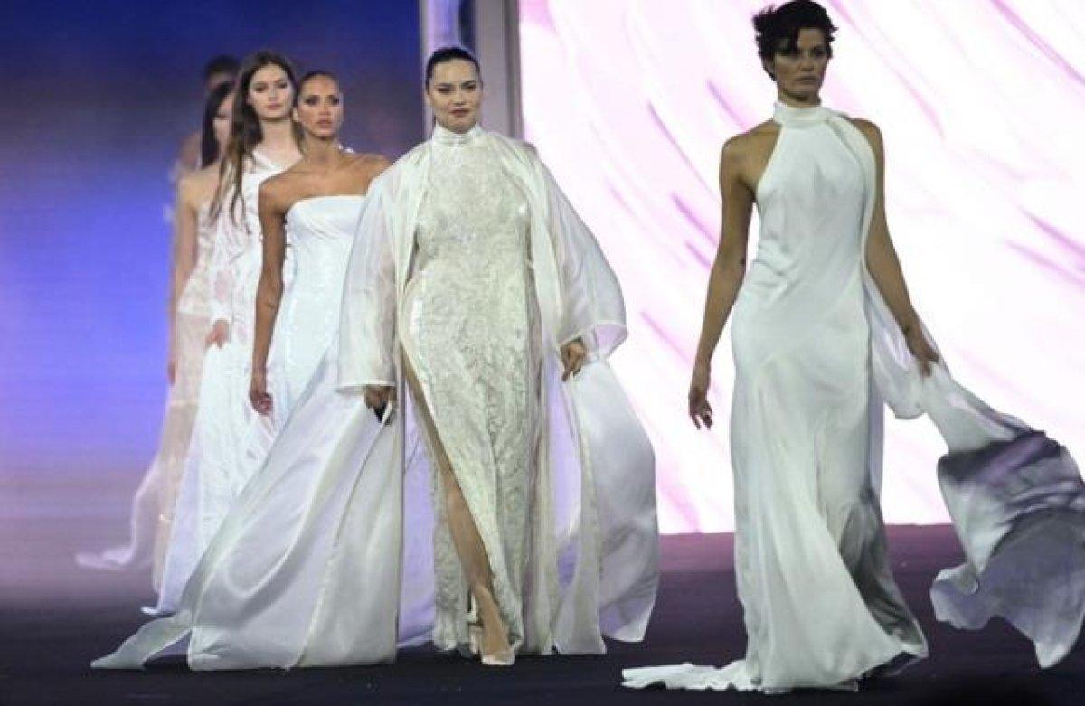 Doğum yapan Adriana Lima podyuma çıktı