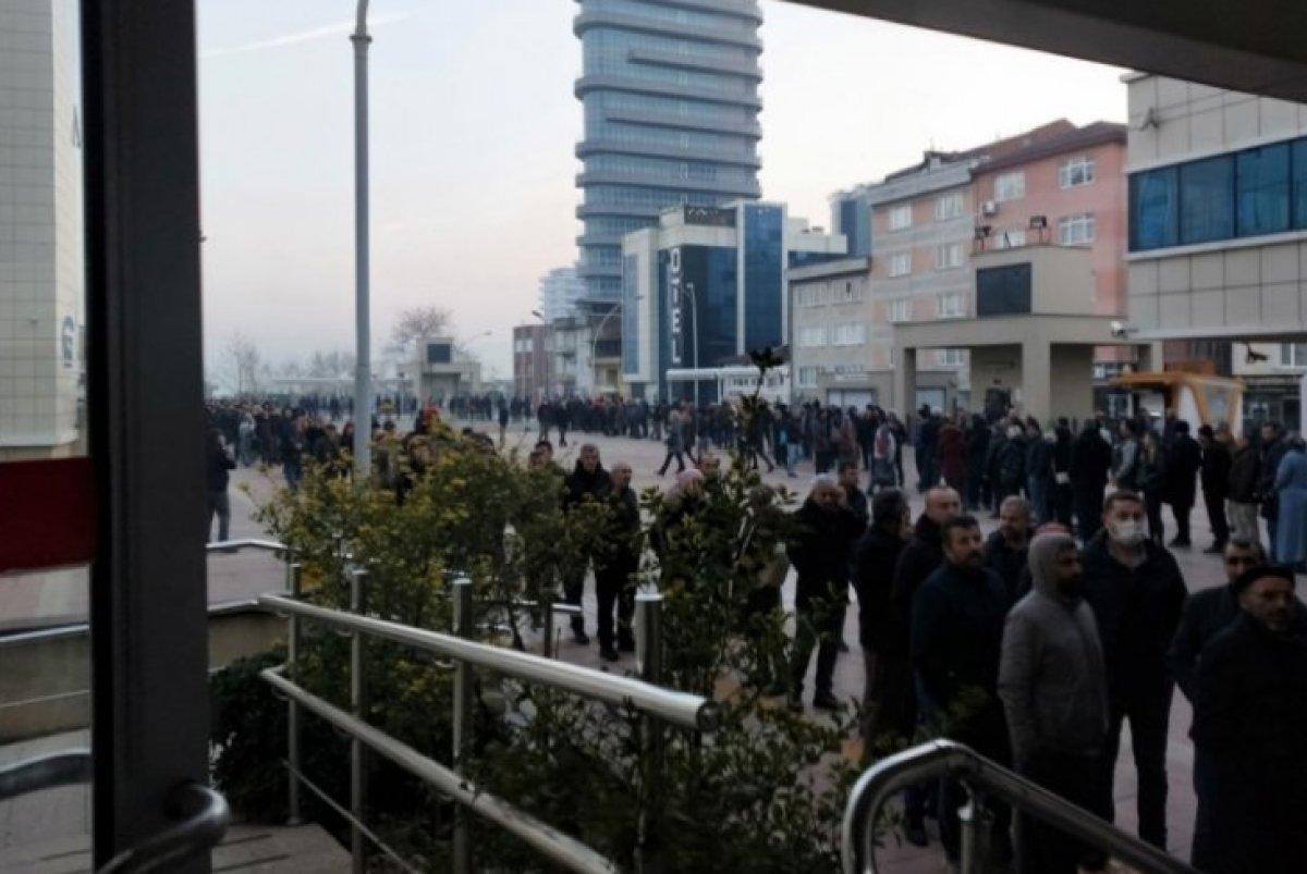 EYT'liler SGK önünde uzun kuyruk oluşturdu