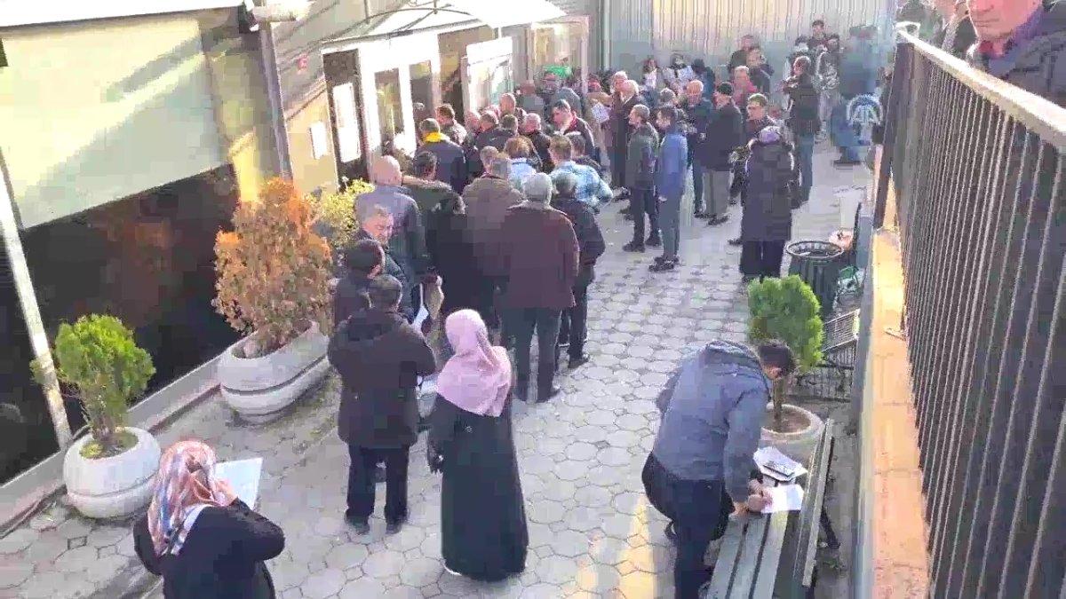 EYT'liler SGK önünde uzun kuyruk oluşturdu