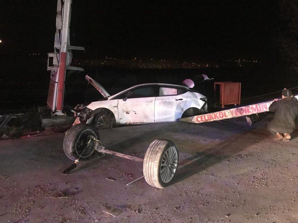 Tekirdağ'da otomobil akaryakıt istasyonuna girdi