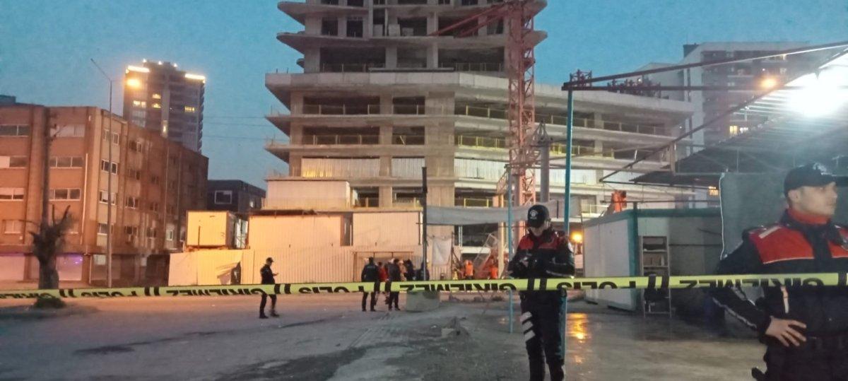 İzmir'de kule vinç devrildi