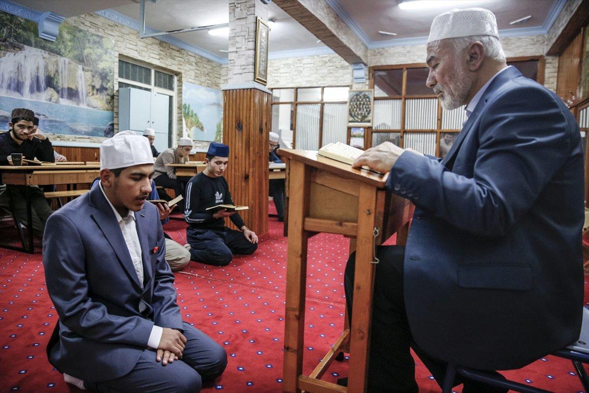 17 yaşındaki genç, 3,5 ayda Kur'an'ı ezberledi