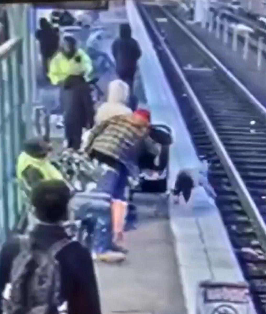 ABD'de tren istasyonundaki küçük çocuk raylara itildi