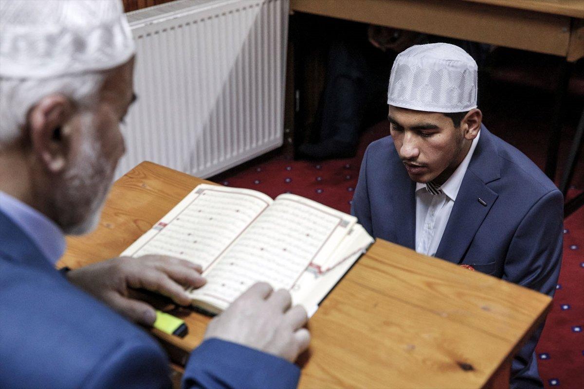 17 yaşındaki genç, 3,5 ayda Kur'an'ı ezberledi