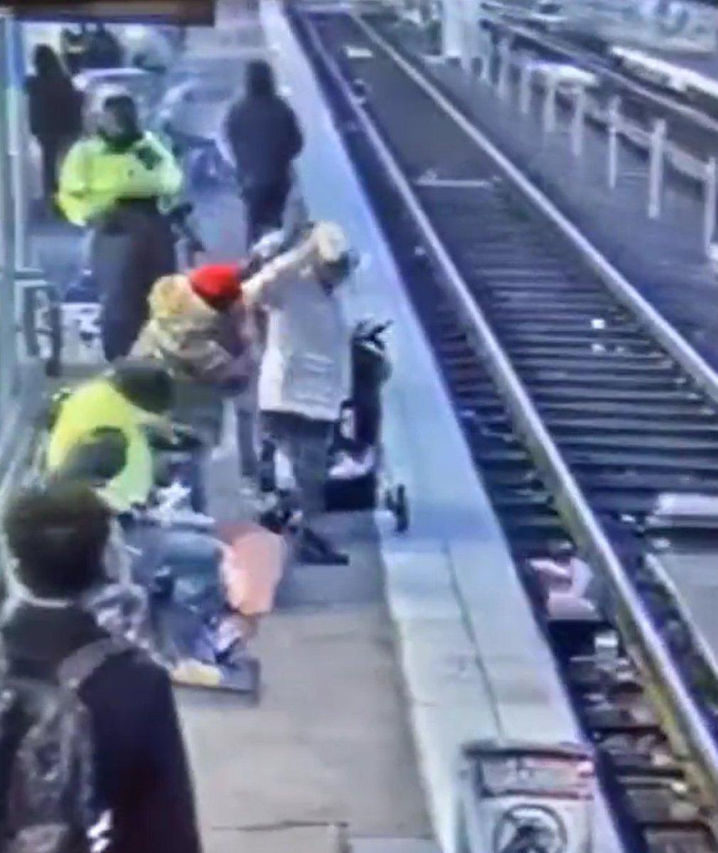 ABD'de tren istasyonundaki küçük çocuk raylara itildi