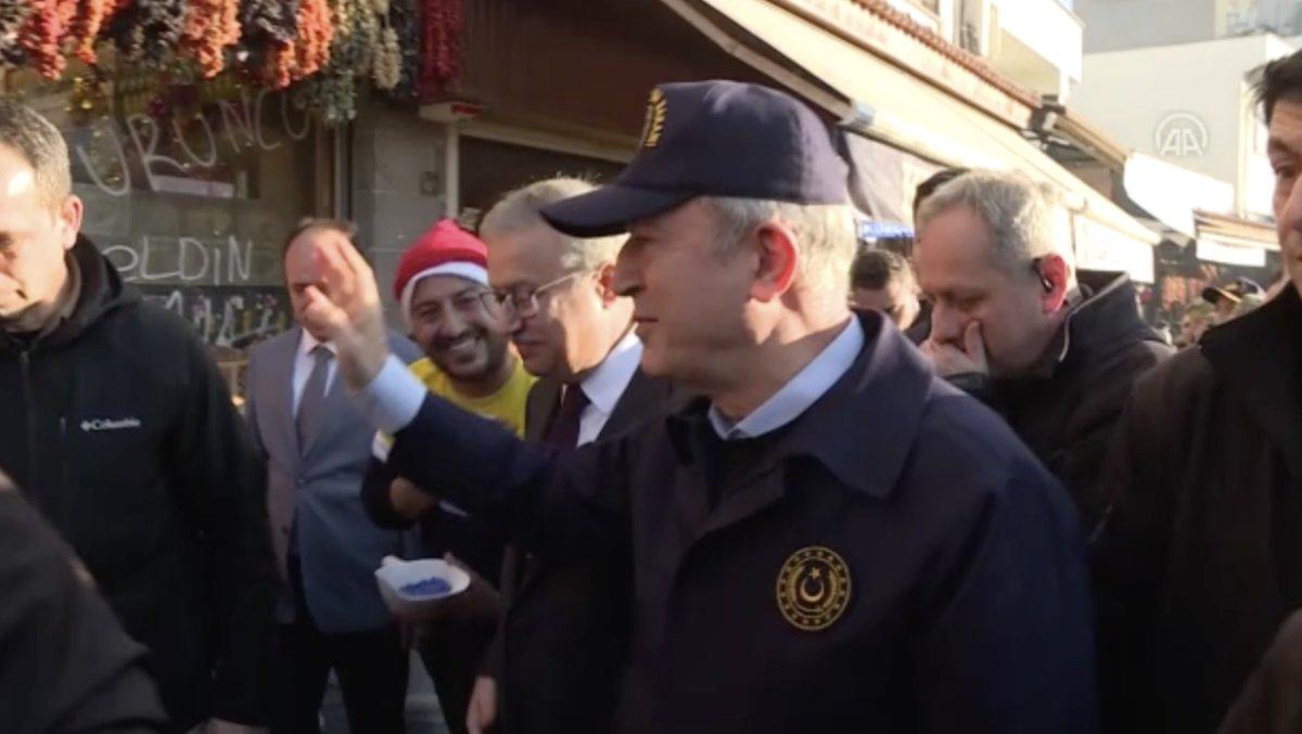 Hulusi Akar, beraberindeki TSK komuta kademesi ile Sur sokaklarında