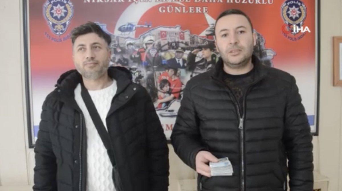 Tokat'ta taksici unutulan 10 bin lirayı sahibine teslim etti