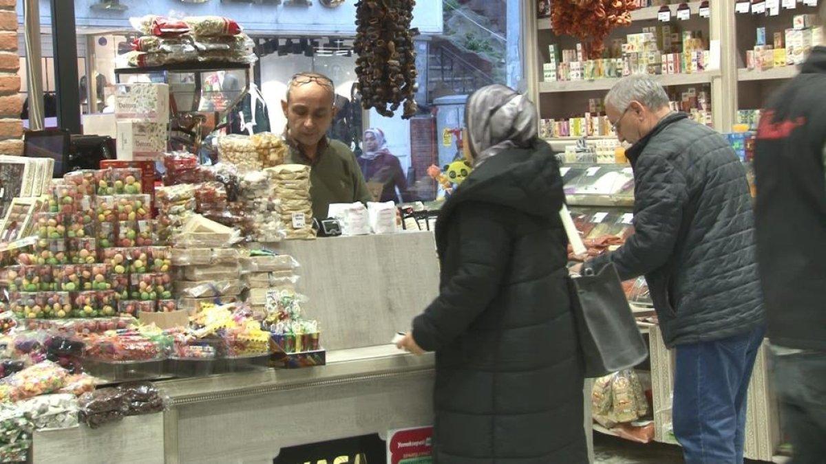 Yılbaşı masalarının vazgeçilmezi: Kuruyemişler 400 liraya kadar çıktı