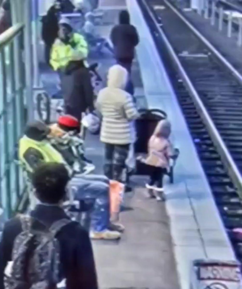 ABD'de tren istasyonundaki küçük çocuk raylara itildi