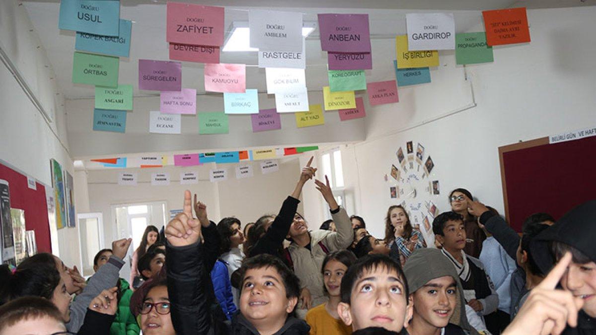 Diyarbakır'da öğretmen, okulun koridorunu 'Türkçe Sokağı'na dönüştürdü