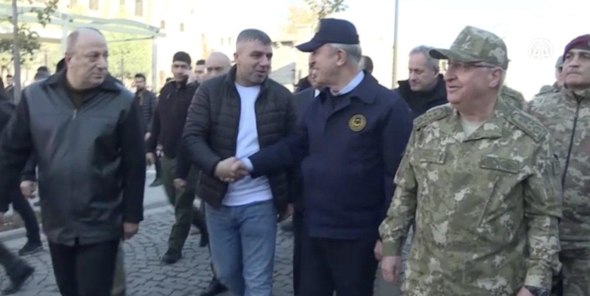 Hulusi Akar, beraberindeki TSK komuta kademesi ile Sur sokaklarında